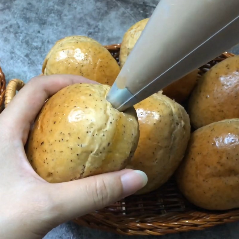 Bước 7 Bơm kem bánh mì Bánh mì trà sữa