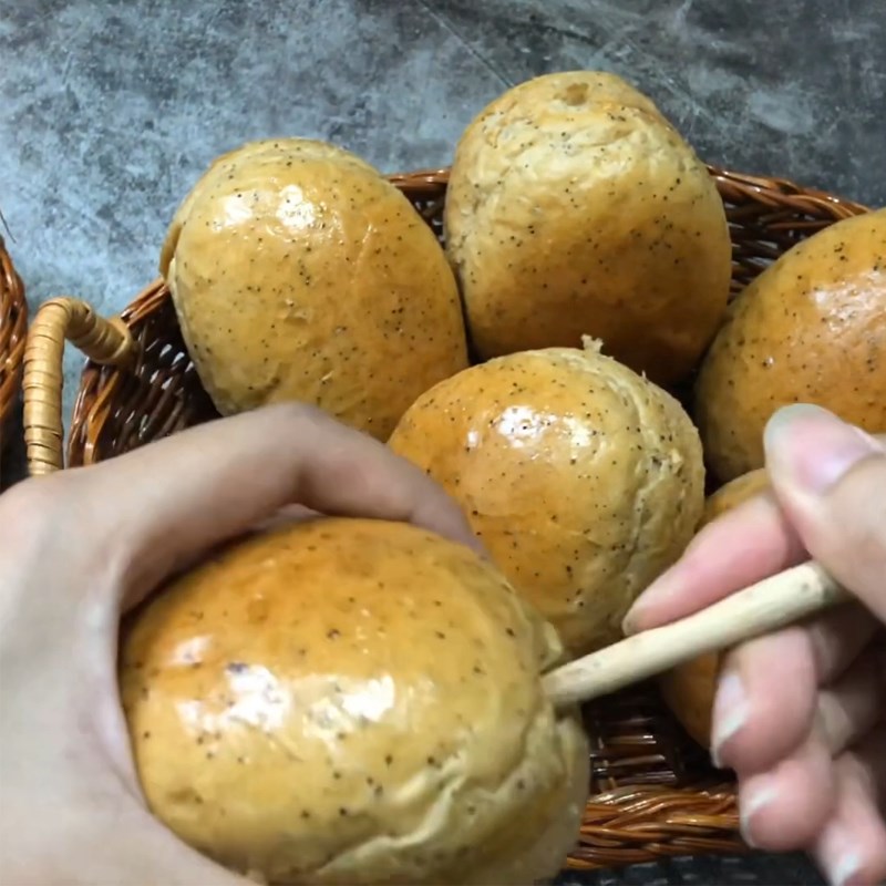 Bước 7 Bơm kem bánh mì Bánh mì trà sữa