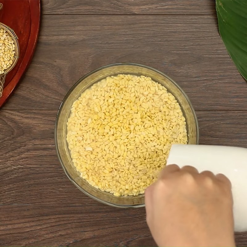 Step 1 Soak the glutinous rice and mung beans for seafood sticky rice cake