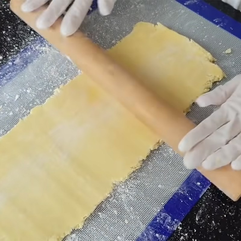 Bước 4 Cán và cắt bột Bánh tart trái cây thập cẩm hình chiếc giỏ