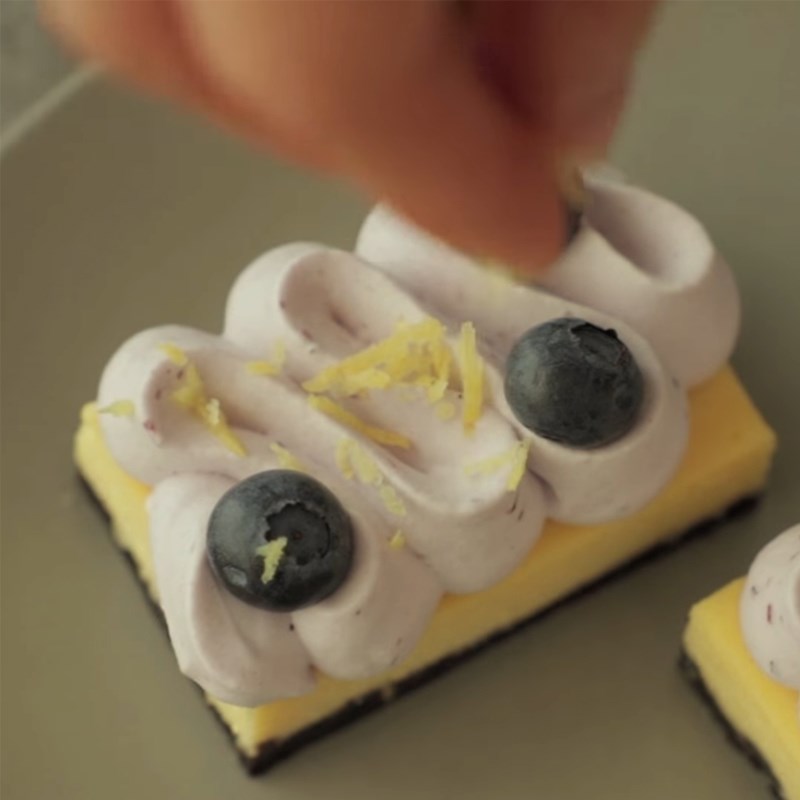 Bước 4 Cắt cheesecake và trang trí Cheesecake chanh kem việt quất