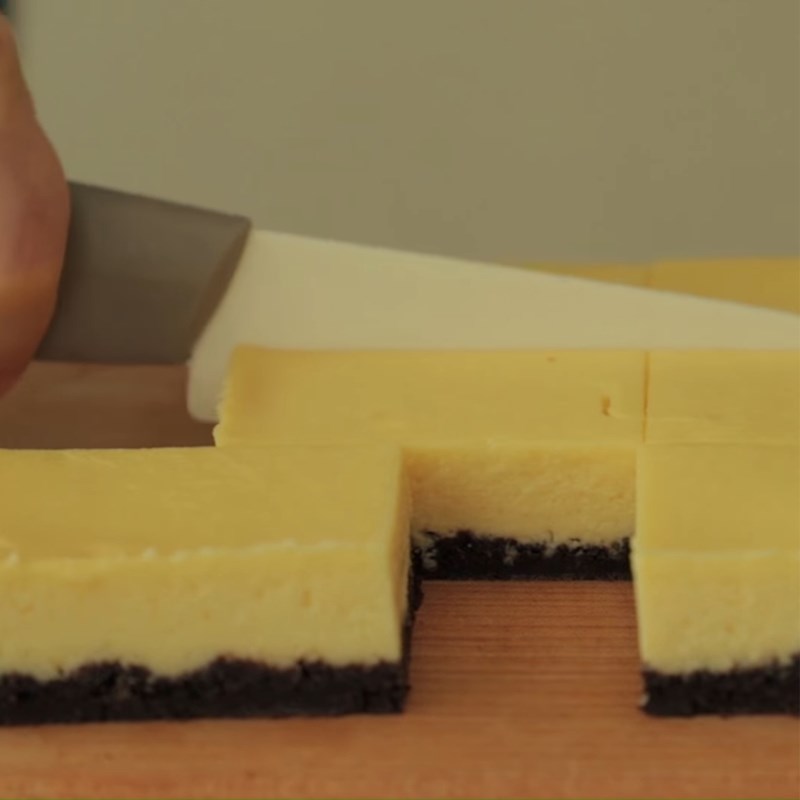 Bước 4 Cắt cheesecake và trang trí Cheesecake chanh kem việt quất