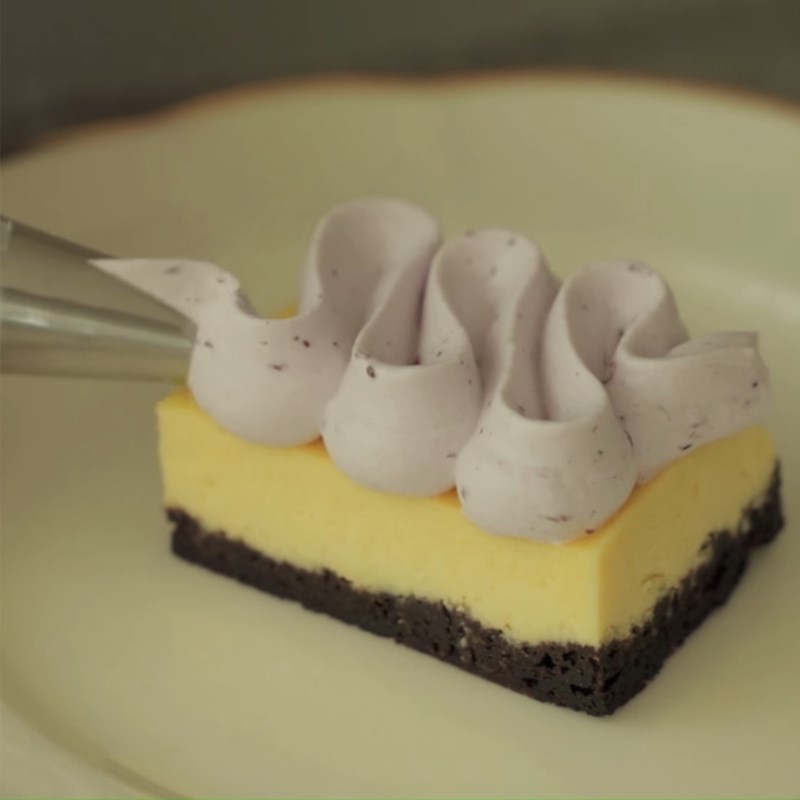 Bước 4 Cắt cheesecake và trang trí Cheesecake chanh kem việt quất
