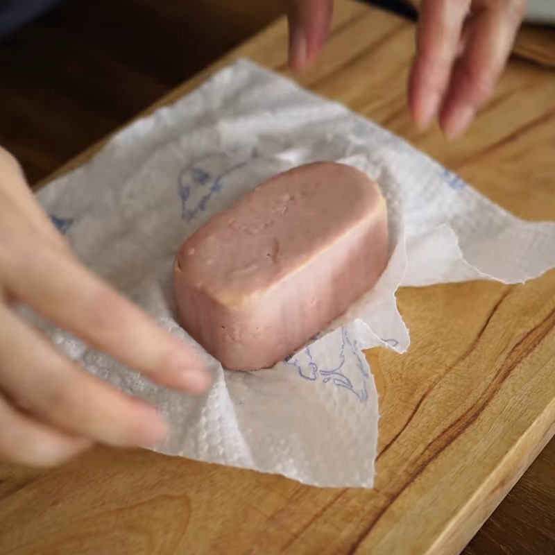 Bước 1 Cắt và áp chảo thịt nguội (Spam) Cơm cuộn hình trái tim