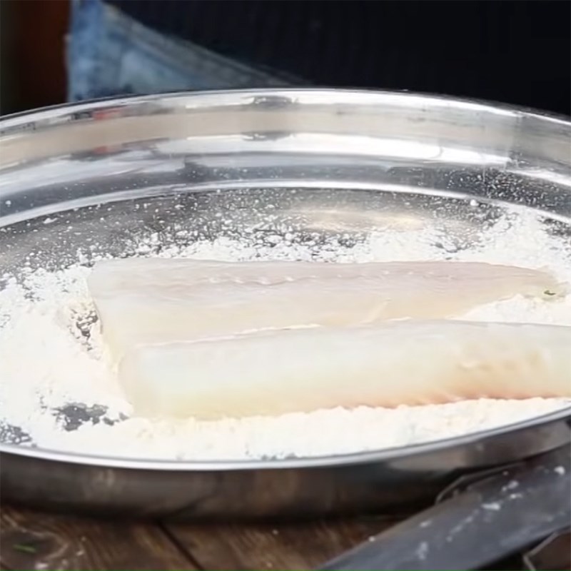 Bước 3 Chiên cá Fish and Chips kèm đậu nghiền