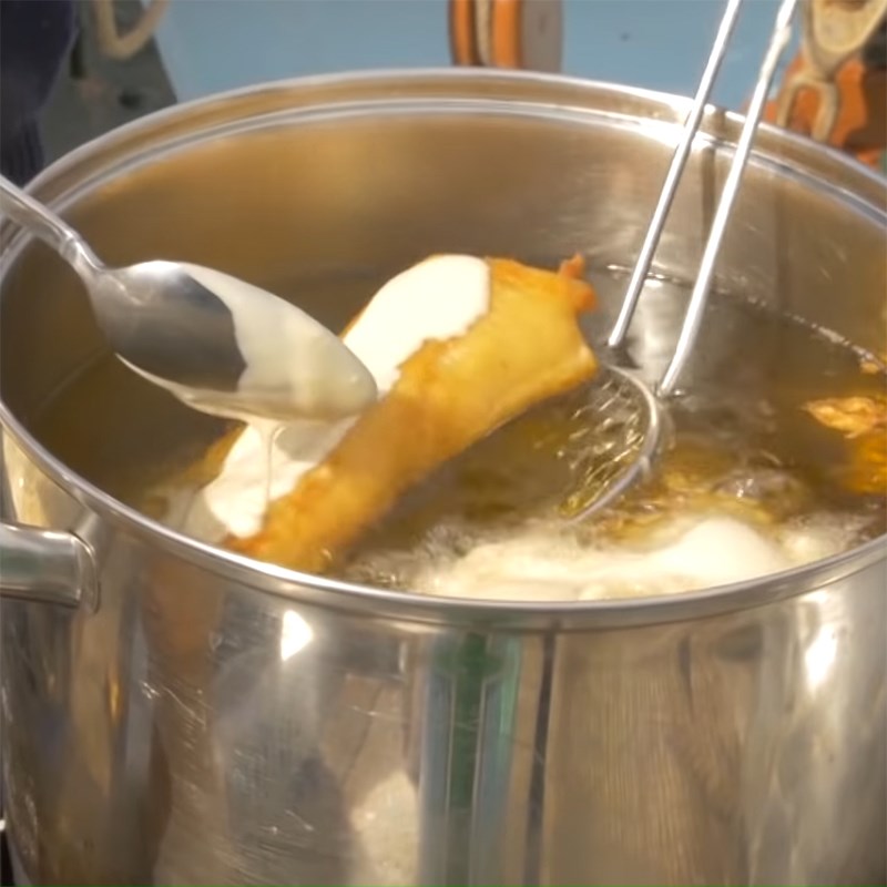 Bước 3 Chiên cá Fish and Chips kèm đậu nghiền