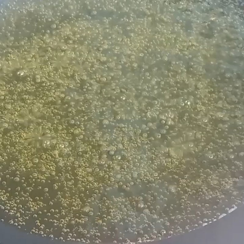 Bước 2 Chiên chuối Chuối xanh chiên giòn sốt bơ tỏi