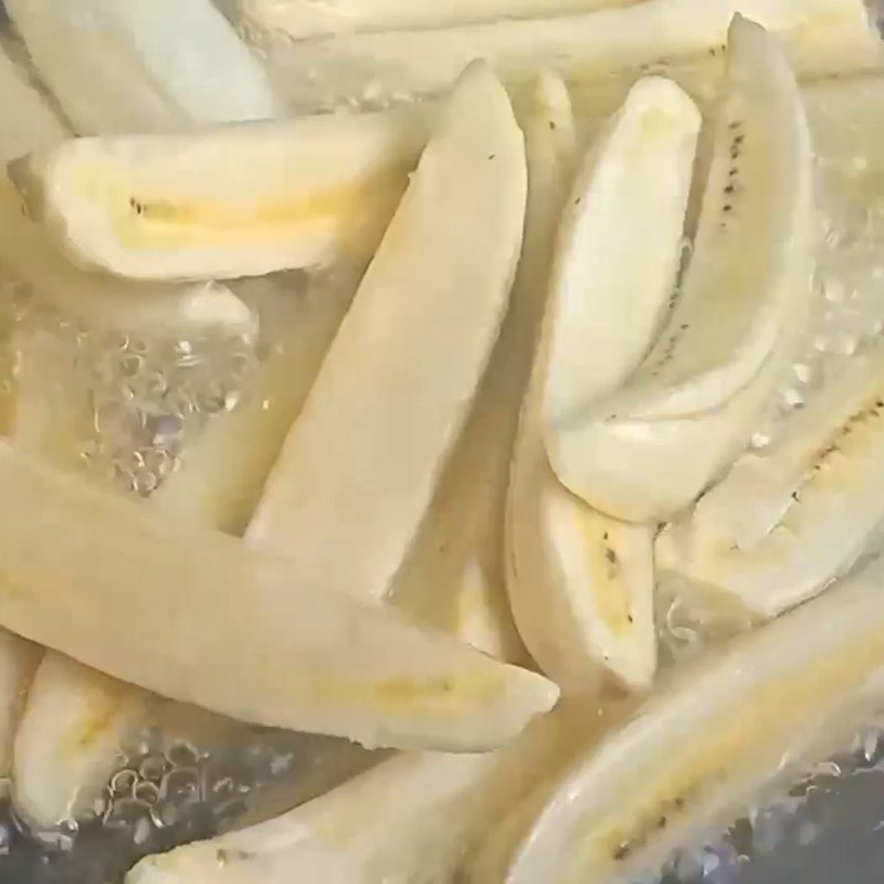 Bước 2 Chiên chuối Chuối xanh chiên giòn sốt bơ tỏi