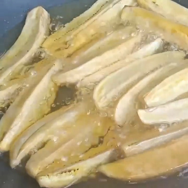 Bước 2 Chiên chuối Chuối xanh chiên giòn sốt bơ tỏi