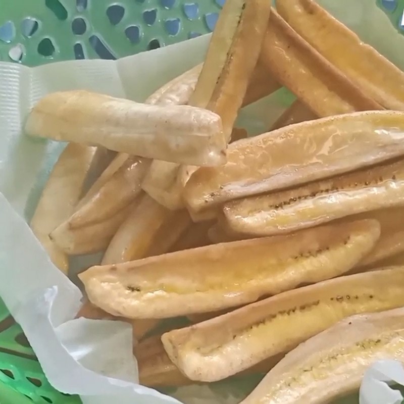 Bước 2 Chiên chuối Chuối xanh chiên giòn sốt bơ tỏi