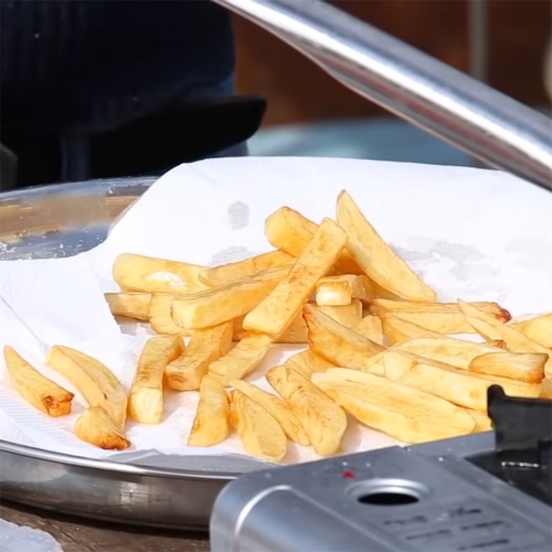 Bước 5 Chiên khoai Fish and Chips kèm đậu nghiền