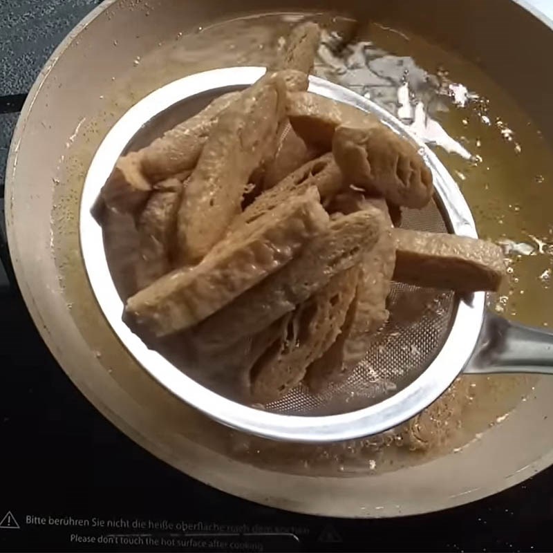 Bước 2 Chiên sườn non Sườn non rim me