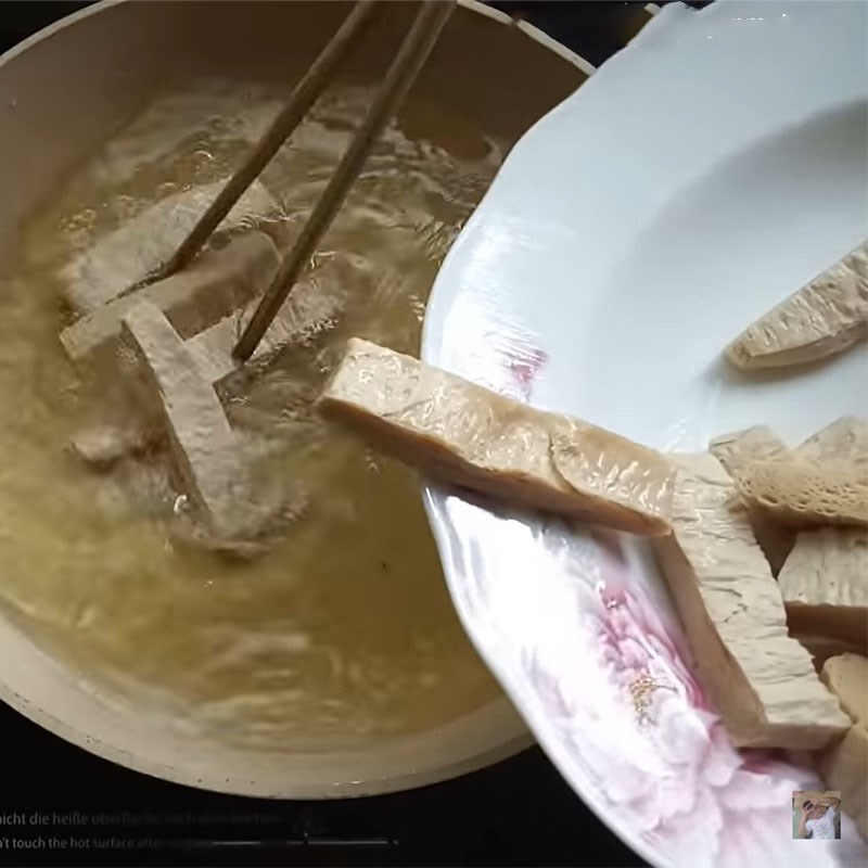 Bước 2 Chiên sườn non Sườn non rim me