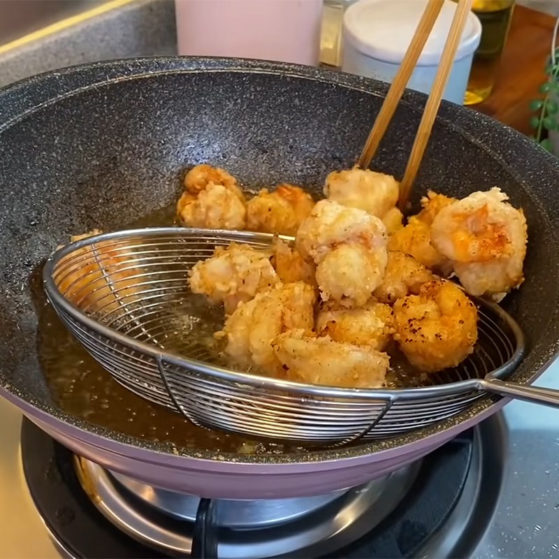Bước 4 Chiên tôm và rau củ Tôm chiên sốt chua ngọt