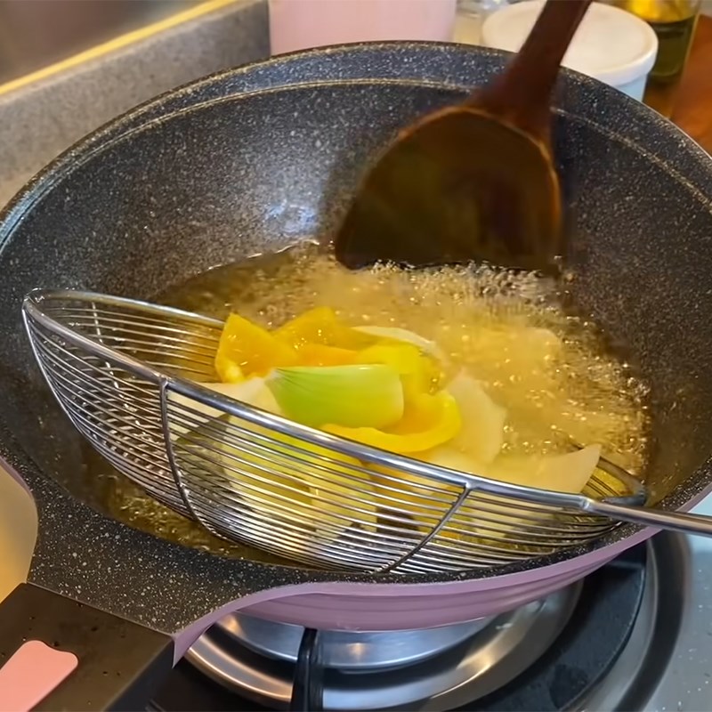 Bước 4 Chiên tôm và rau củ Tôm chiên sốt chua ngọt