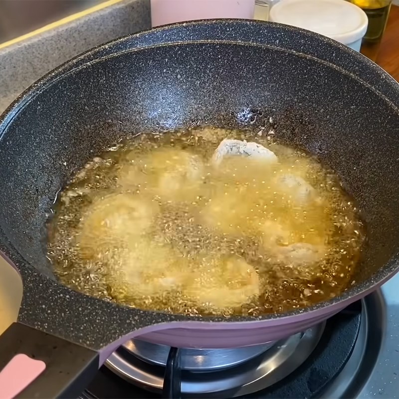 Bước 4 Chiên tôm và rau củ Tôm chiên sốt chua ngọt