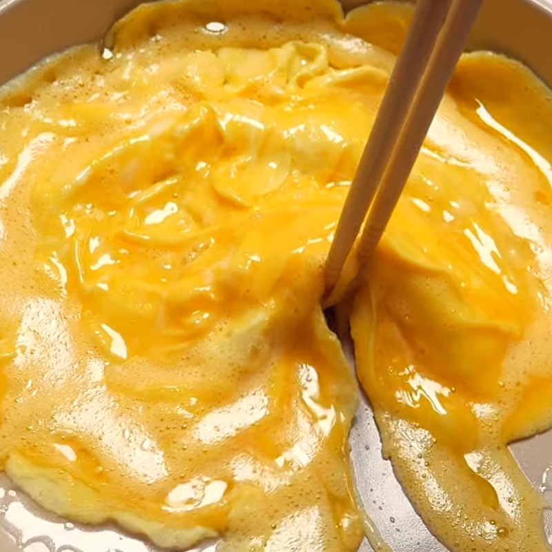 Bước 4 Chiên trứng omelet Trứng omelet kiểu Nhật bọc cơm chiên