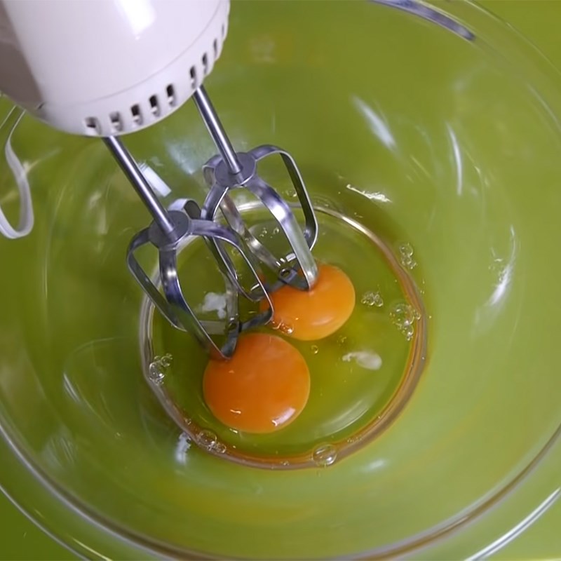 Bước 1 Đánh bông trứng gà Kem ốc quế cupcake