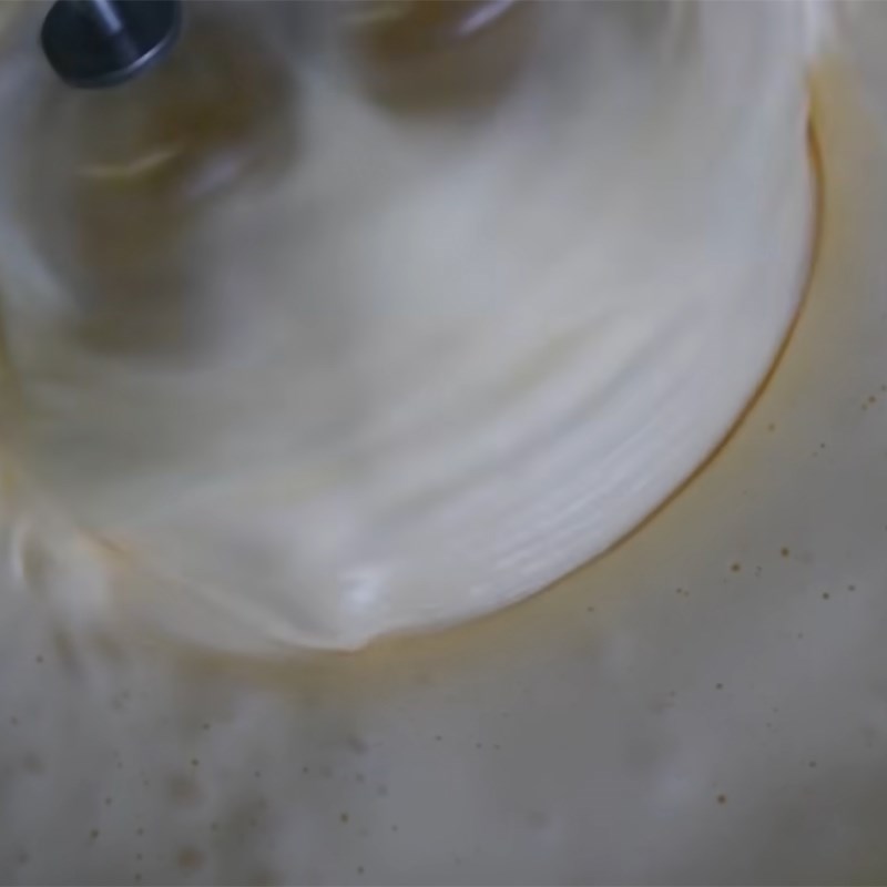 Bước 1 Đánh bông trứng gà Kem ốc quế cupcake
