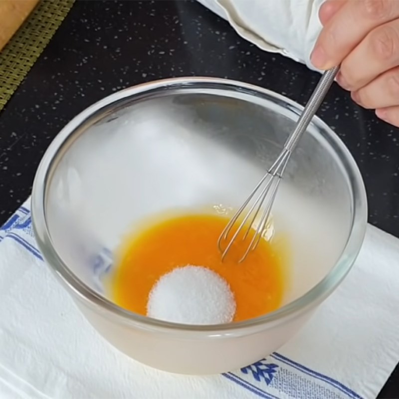 Bước 1 Đánh hỗn hợp đường trứng Bánh tart trái cây thập cẩm hình chiếc giỏ