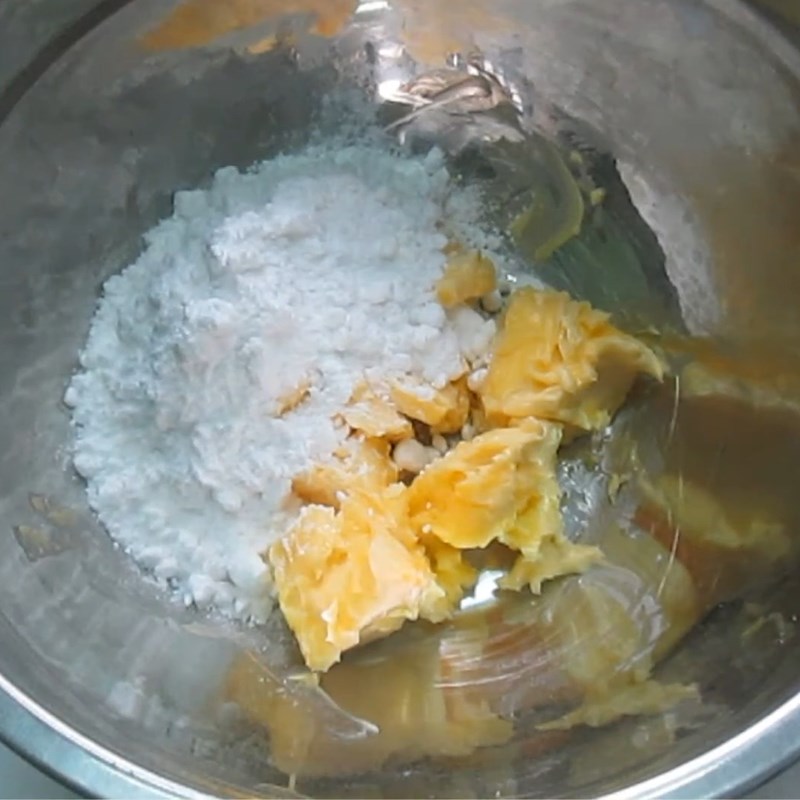 Bước 1 Đánh bông bơ với đường Bánh quy cúc áo