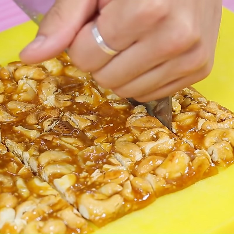 Bước 3 Đổ khuôn và tạo hình Kẹo hạt điều caramel