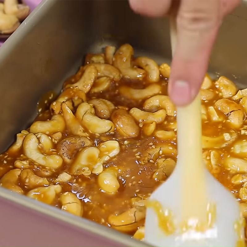 Bước 3 Đổ khuôn và tạo hình Kẹo hạt điều caramel