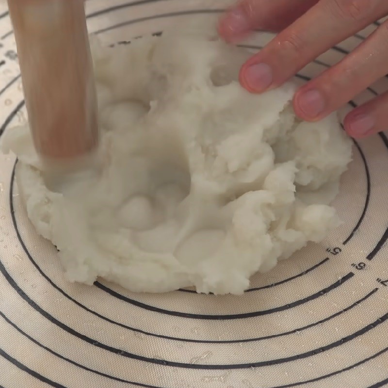 Bước 3 Giã bột bánh Tokbokki phô mai bằng gạo