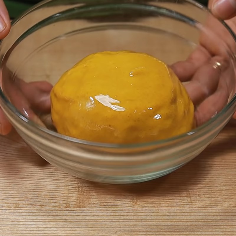 Bước 2 Giã nhuyễn hỗn hợp Viên tinh bột nghệ mật ong