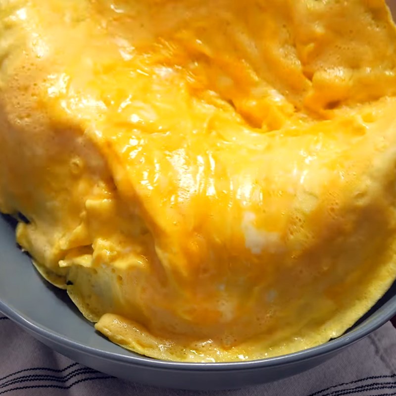 Bước 5 Hoàn thành Trứng omelet kiểu Nhật bọc cơm chiên