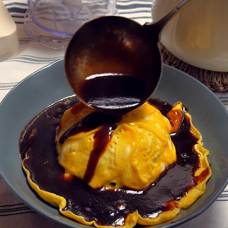 Bước 5 Hoàn thành Trứng omelet kiểu Nhật bọc cơm chiên