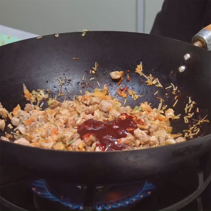 Bước 5 Xào nhân Bánh bao kim chi