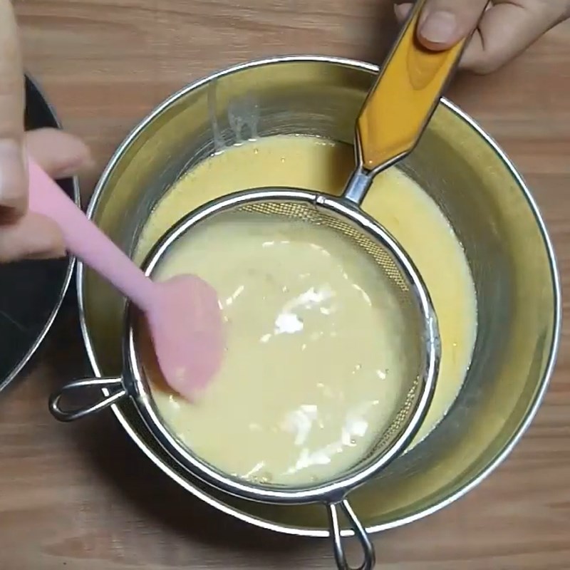 Bước 3 Khuấy hỗn hợp sữa trứng Bánh Flan caramen chanh leo