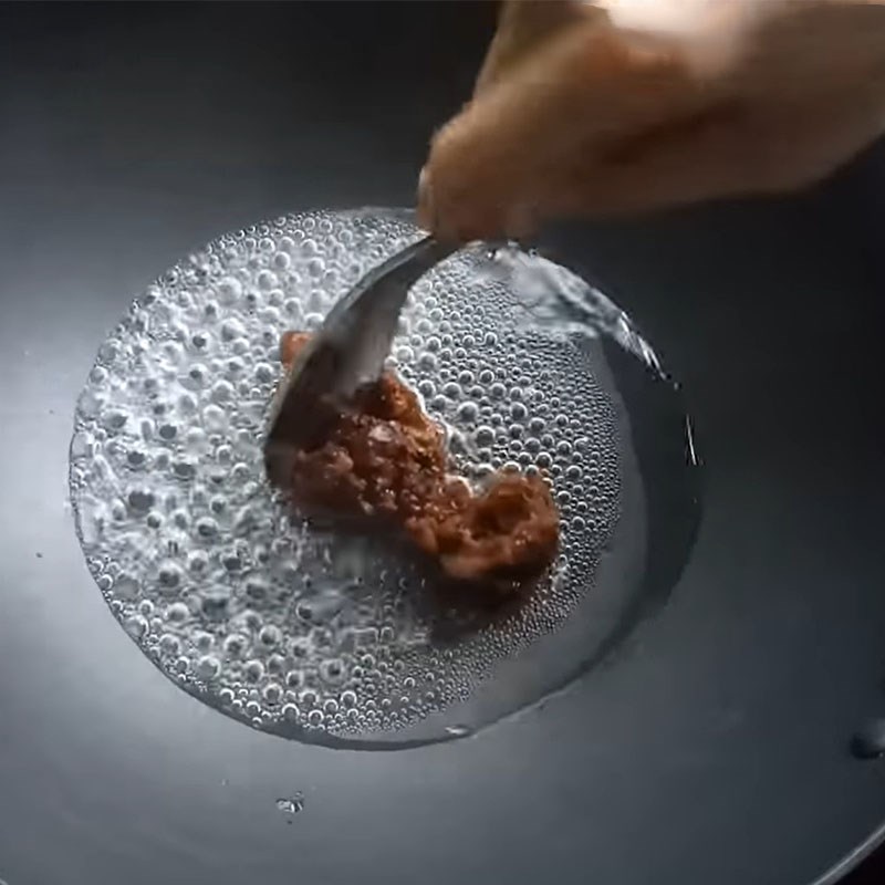Bước 3 Làm nước me Sườn non rim me