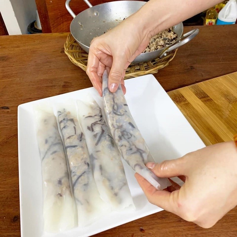 Bước 5 Làm bánh cuốn Bánh cuốn làm bằng bột pha sẵn