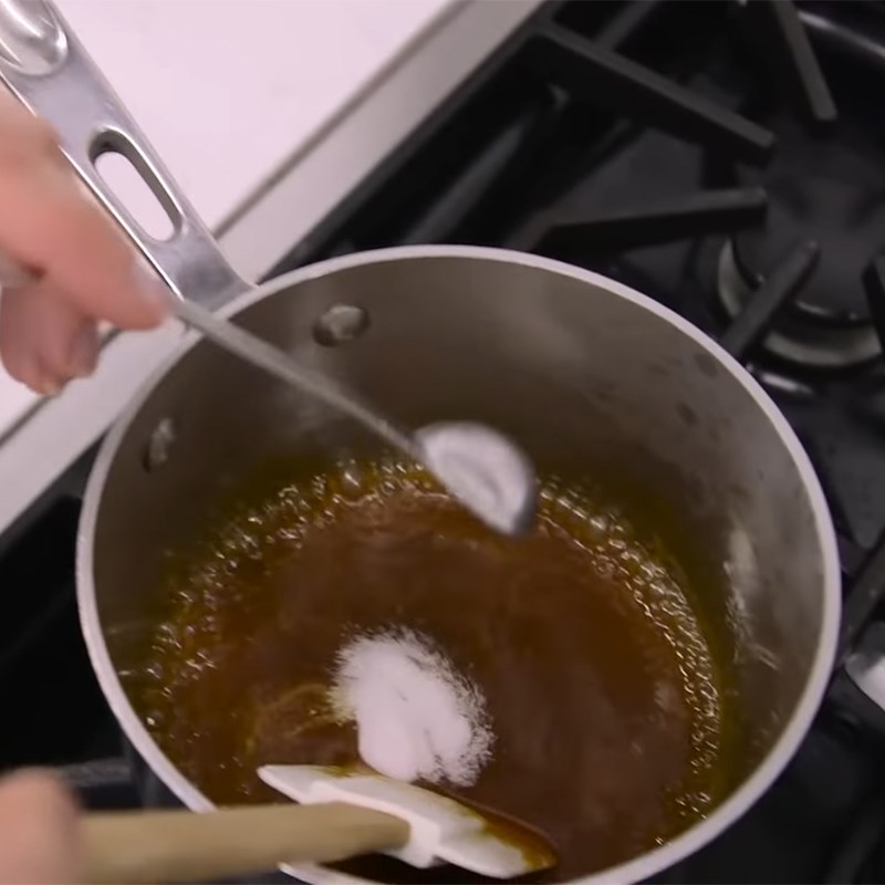 Bước 2 Làm sốt Sốt caramel mặn