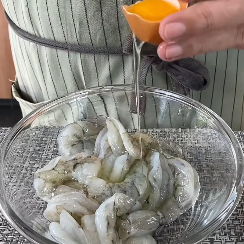 Bước 3 Lăn bột tôm Tôm rán sốt chua ngọt