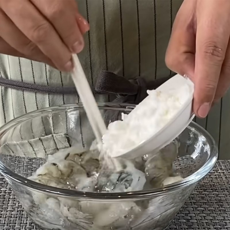 Bước 3 Lăn bột tôm Tôm chiên sốt chua ngọt