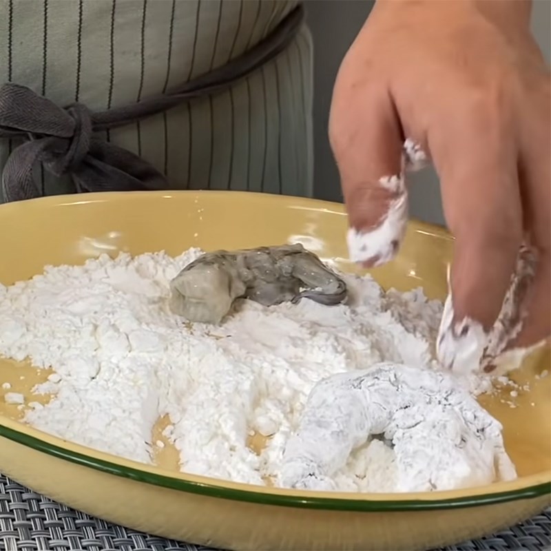Bước 3 Lăn bột tôm Tôm chiên sốt chua ngọt