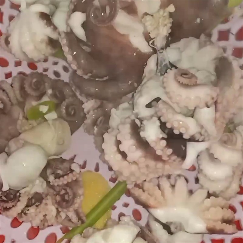 Bước 3 Luộc bạch tuộc Bạch tuộc ngâm sả tắc