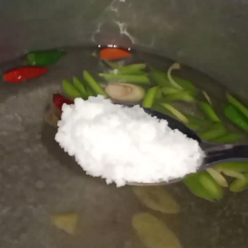 Bước 3 Luộc bạch tuộc Bạch tuộc ngâm sả tắc