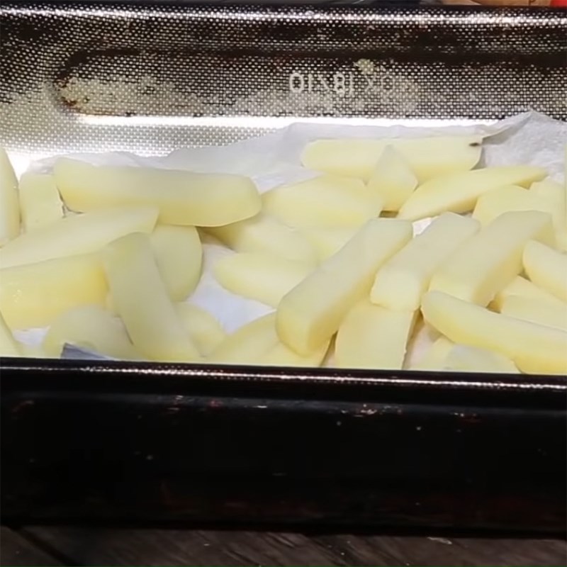 Bước 4 Luộc khoai Fish and Chips kèm đậu nghiền