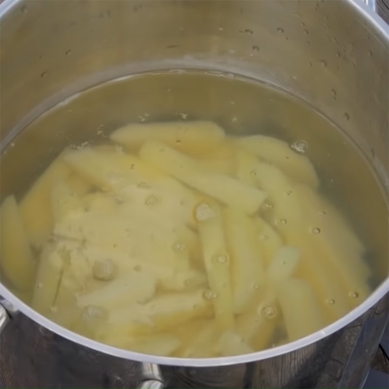 Bước 4 Luộc khoai Fish and Chips kèm đậu nghiền
