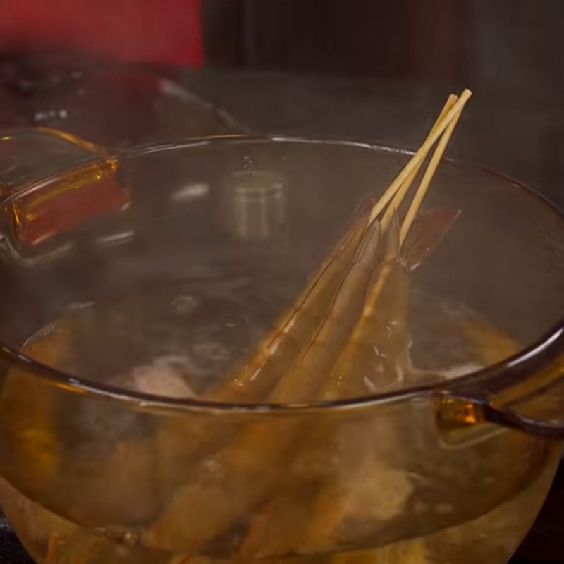 Bước 2 Luộc tôm Tôm bó xôi