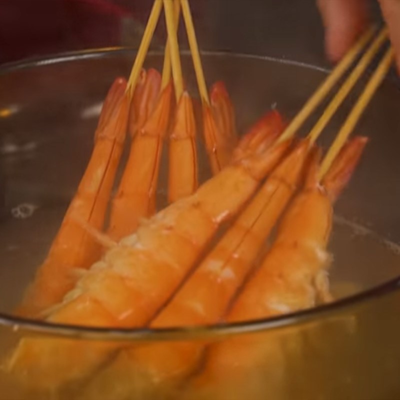 Bước 2 Luộc tôm Tôm bó xôi