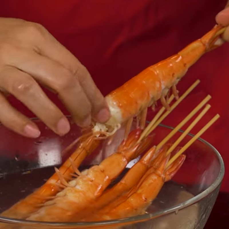 Bước 2 Luộc tôm Tôm bó xôi