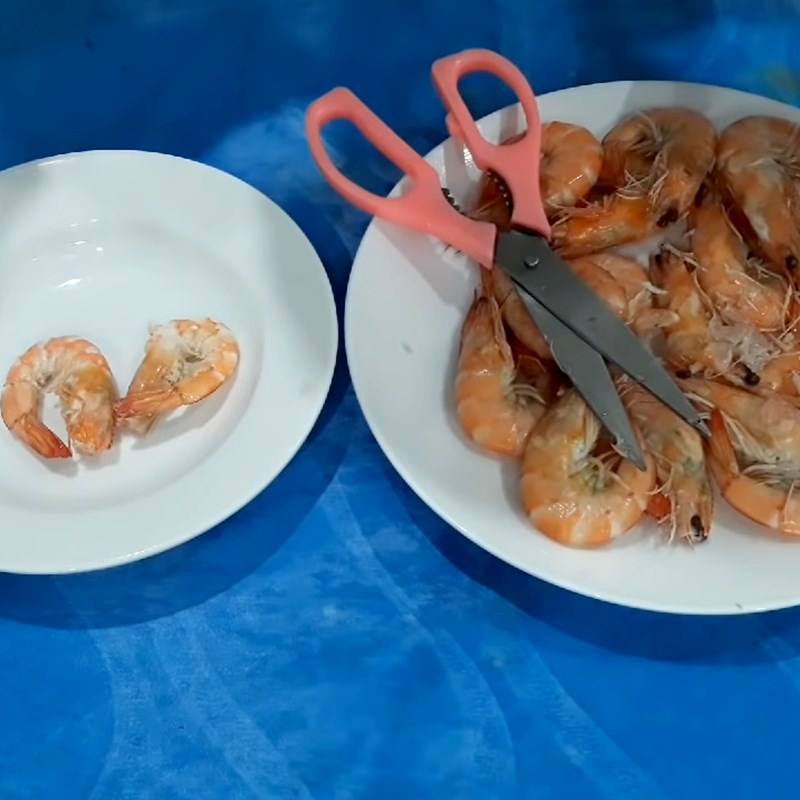 Bước 2 Luộc và bóc vỏ tôm Tôm sốt trái thơm