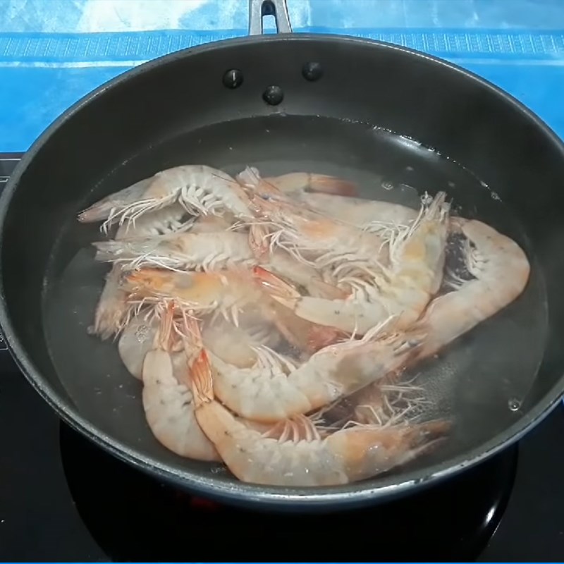 Bước 2 Luộc và bóc vỏ tôm Tôm sốt trái thơm