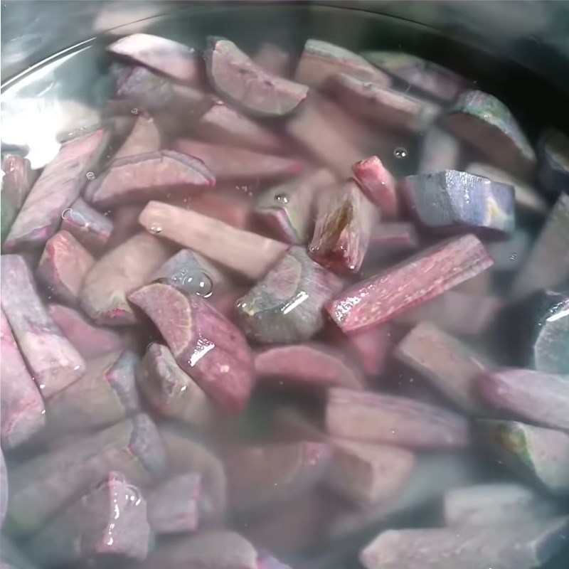 Bước 2 Luộc khoai lang Mứt khoai lang tím