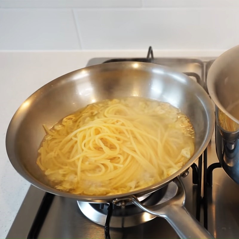 Bước 3 Trộn mì Mì Ý sốt dầu tỏi - Spaghetti Aglio e Olio truyền thống